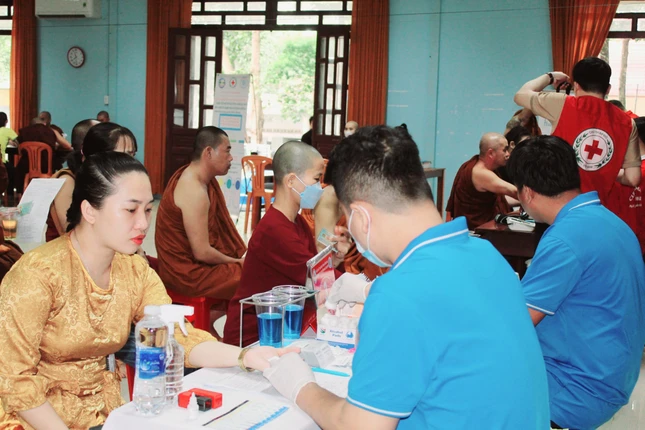 Chư hành giả an cư, Phật tử cùng thực hiện nghĩa cử cao đẹp hiến máu cứu người