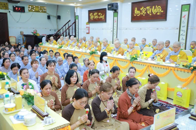 Tác pháp cúng dường