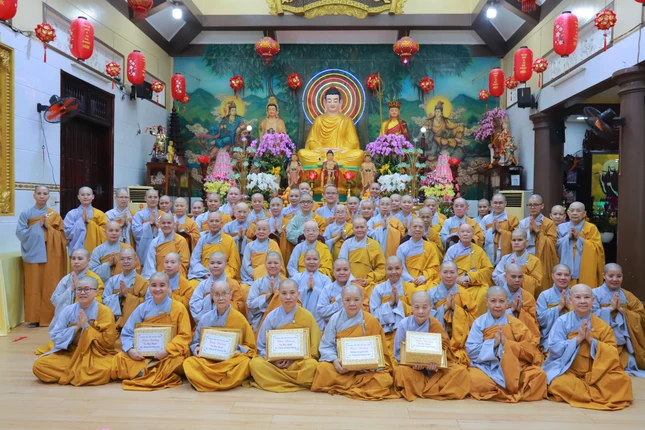 Hành giả an cư lưu niệm bên chư tôn đức Ban Chức sự hạ trường chùa Bồ Đề Lan Nhã Hành giả an cư lưu niệm bên chư tôn đức Ban Chức sự hạ trường chùa Bồ Đề Lan Nhã