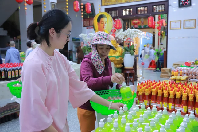 Chọn quà tại siêu thị