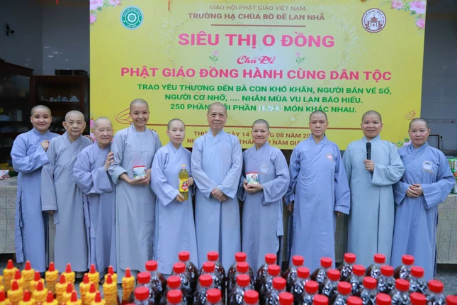 Chư Ni chúc lành mùa Vu lan - Báo hiếu đến người dân đến với "Siêu thị 0 đồng"