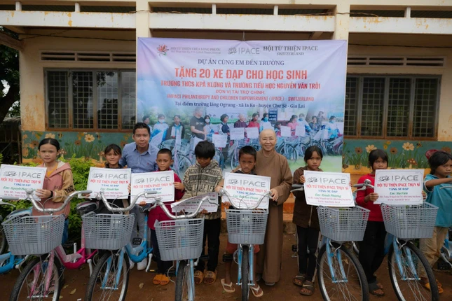 Ni sư Thích nữ Huệ Dâng tặng xe đạp tiếp sức em đến trường - Ảnh: Lê Miền Nam