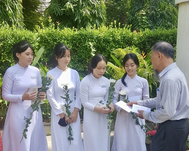 129 suất học bổng Quách Thị Trang trị giá 309,6 triệu đồng được trao cho các em học sinh lớp 11