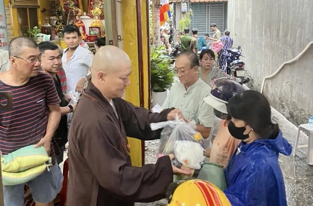 Những phần quà được nhà chùa trân trọng trao đến người dân