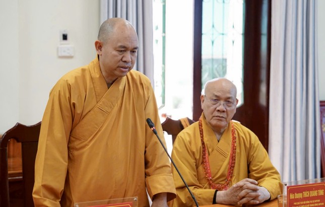 Thượng tọa Thích Đức Thiện phát biểu trong buổi làm việc tại Ủy ban MTTQVN tỉnh Điện Biên