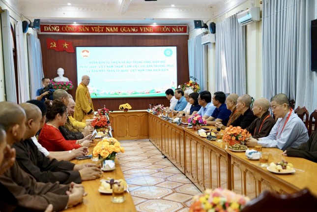 Ban Từ thiện xã hội T.Ư đến thăm và làm việc với Ủy ban MTTQVN tỉnh Điện Biên ngày 27-8, trong chuyến cứu trợ đồng bào bị ảnh hưởng cơn bão số 2