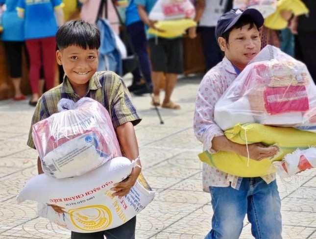 Học sinh vui mừng nhận quà Tết Trung thu và tập vở, dụng cụ học tập chuẩn bị cho ngày khai giảng