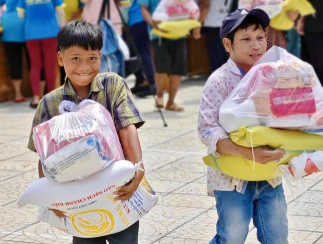Học sinh vui mừng nhận quà Tết Trung thu và tập vở, dụng cụ học tập chuẩn bị cho ngày khai giảng