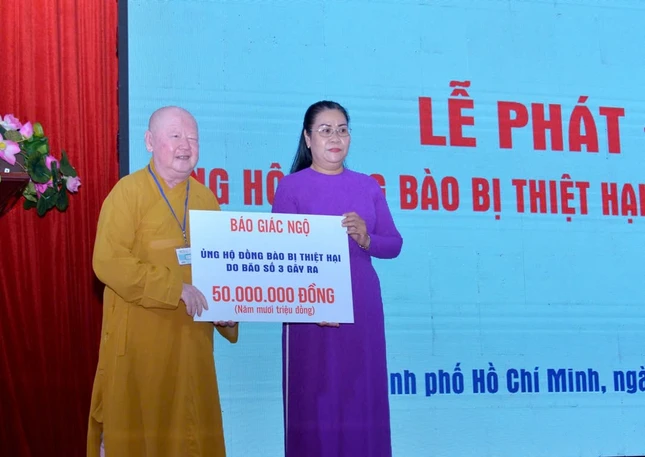 Hòa thượng Thích Duy Trấn, đại diện Báo Giác Ngộ trao 50 triệu đồng hỗ trợ đồng bào bị thiệt hại do bão số 3 - Ảnh: Bảo Toàn