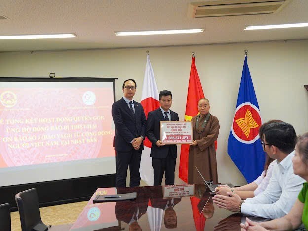 Hội Phật tử Việt Nam tại Nhật Bản đóng góp 333 triệu đồng, trong đợt 1, hướng về đồng bào bị thiệt hại do bão số 3 - Ảnh: Xuân Giao/TTXVN