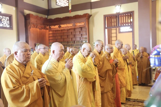 Chư tôn đức dâng hương tưởng niệm Giác linh Trưởng lão Hòa thượng Thích Minh Cảnh