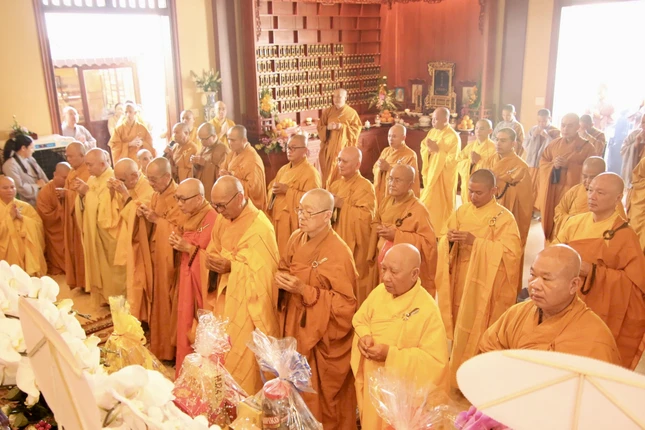 Chư tôn đức giáo phẩm Hội đồng Chứng minh, Hội đồng Trị sự, Ban Trị sự các cấp TP.HCM dâng hương tưởng niệm