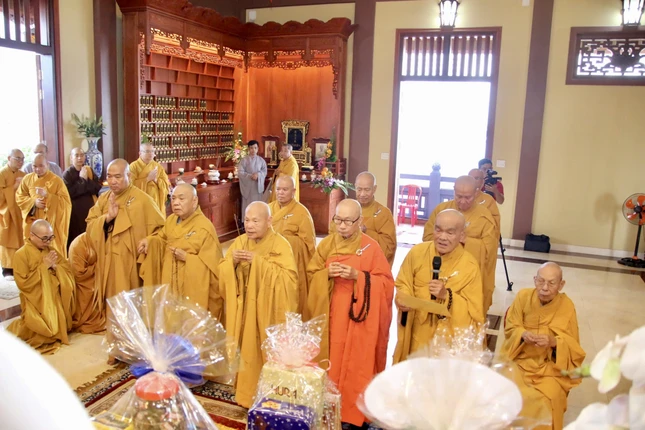 Trước đó, chiều 4-10, Trưởng lão Hòa Thượng Thích Thiện Nhơn, Phó Pháp chủ Hội đồng Chứng minh, Chủ tịch Hội đồng Trị sự đến dâng hương tưởng niệm Trưởng lão Hòa thượng Thích Minh Cảnh tại tu viện Huệ Quang