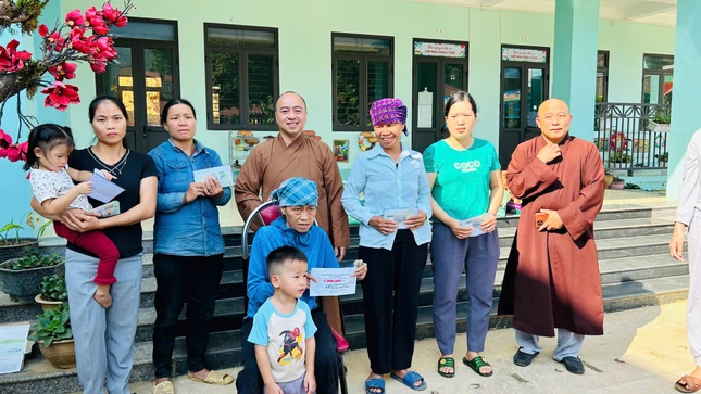 Người dân vùng lũ bắt đầu tái lập lại cuộc sống, sau khi lũ đi qua, vì thế, rất cần sự quan tâm, sẻ chia từ cộng đồng Người dân vùng lũ bắt đầu tái lập lại cuộc sống, sau khi lũ đi qua, vì thế, rất cần sự quan tâm, sẻ chia từ cộng đồng