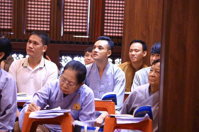 Phật tử lớn tuổi cẩn thận ghi chép, bạn trẻ chăm chú lắng nghe lời thầy giảng