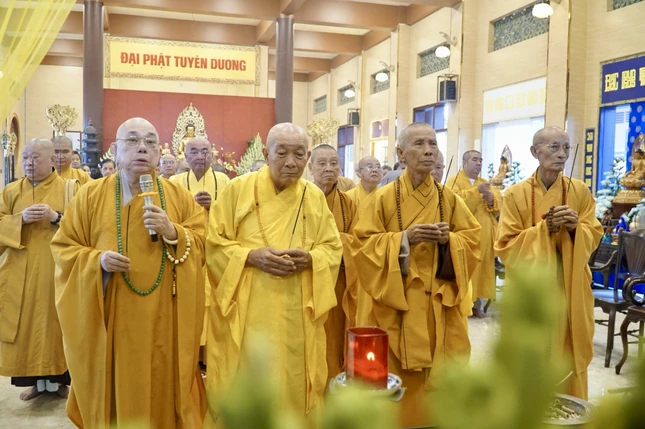 Chư tôn giáo phẩm dâng hương tưởng niệm Chư tôn giáo phẩm dâng hương tưởng niệm