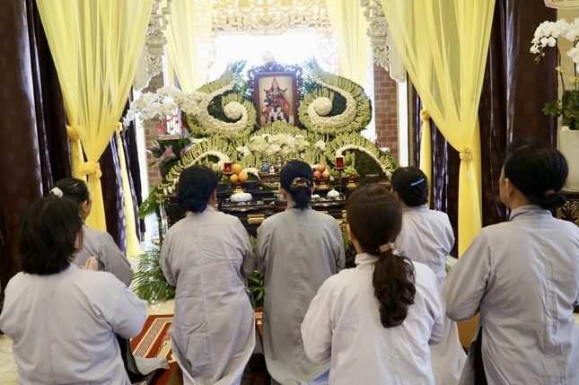 Phật tử dâng hương tưởng niệm cố Trưởng lão Hòa thượng Thích Thiện Chơn tại chùa Giác Nguyên, tỉnh Long An