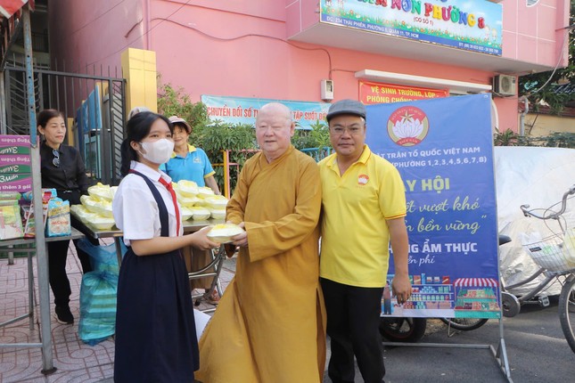 Hòa thượng Thích Duy Trấn mời các em học sinh dùng cơm chay nhà chùa nấu Hòa thượng Thích Duy Trấn mời các em học sinh dùng cơm chay nhà chùa nấu