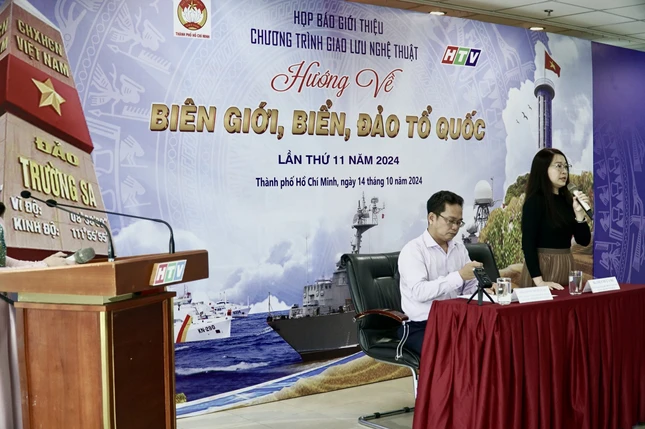 Nhà báo Diệp Bửu Chi, Phó Tổng Giám đốc Đài Truyền hình Thành phố thông tin về chương trình giao lưu nghệ thuật "Hướng về biên giới, biển, đảo Tổ quốc"