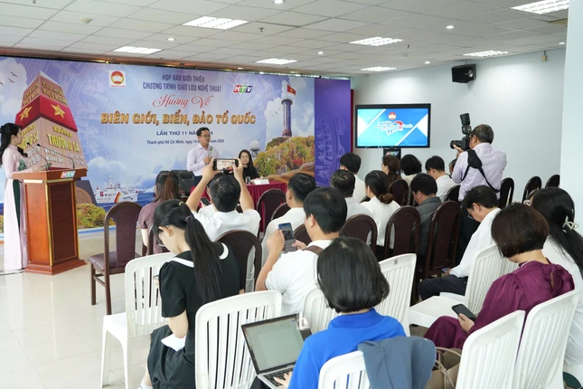 Phóng viên các báo, đài tham dự họp báo - Ảnh: Hoàng Giang