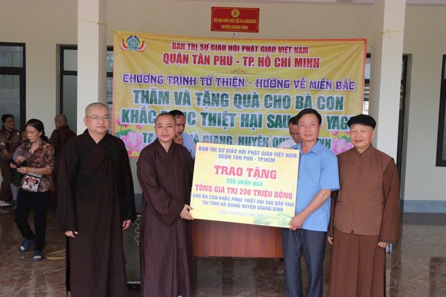 Phần quà tiếp sức người dân tái thiết lại cuộc sống