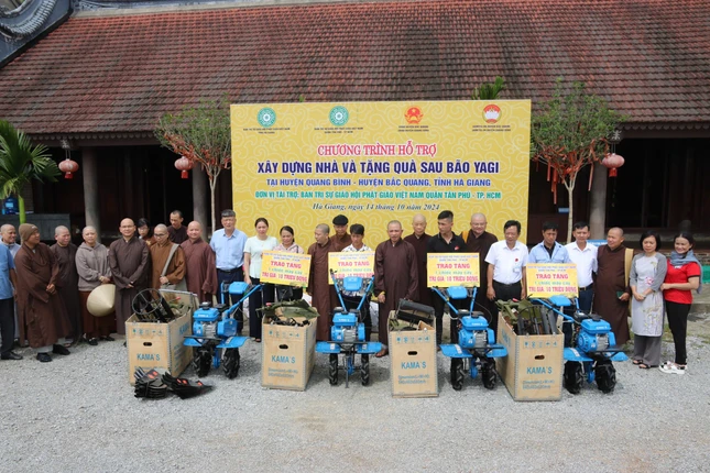 Những phần quà tiếp sức, sẻ chia, thắm nghĩa đồng bào