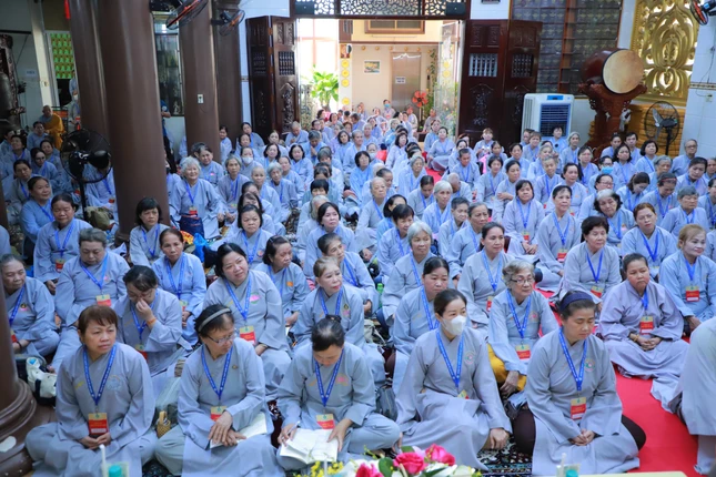 Phật tử cẩn thận ghi chép, lắng nghe