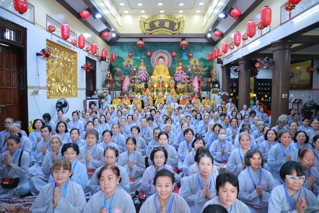 Đạo tràng chùa Bồ Đề Lan Nhã lưu niệm bên chư tôn đức Ban Hướng dẫn Phật tử TP.HCM