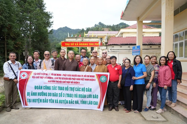 Thành viên đoàn tham gia chuyến thăm, tặng quà đến bà con tỉnh Lào Cai