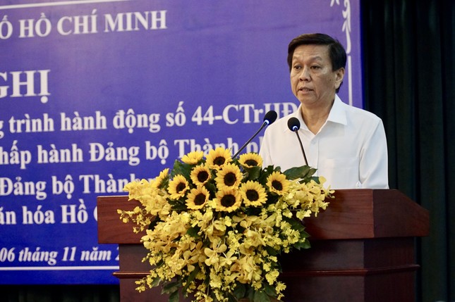 Ông Nguyễn Thọ Truyền báo cáo tóm tắt kết quả 1 năm triển khai thực hiện chương trình