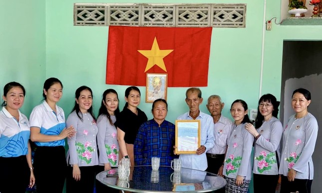 Đoàn dâng hoa Hữu Thiện được sự đỡ đầu của chùa Huê Lâm (Q.11, TP.HCM) thông qua sự kết nối của chính quyền địa phương hỗ trợ nhà tình thương cho gia đình bà Nguyễn Thị Thôi - Ảnh: D.H.H.T
