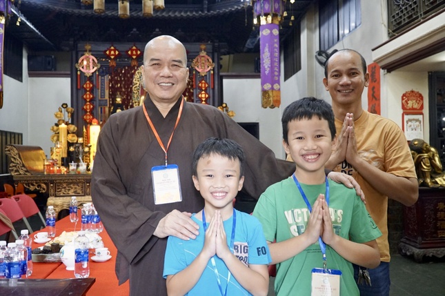 Phật tử nhỏ tuổi tham dự hội thi tại chùa Vạn Phật, Q.5 lưu niệm bên Thượng tọa Thích Truyền Cường - Trưởng ban Trị sự, Trưởng ban Tổ chức