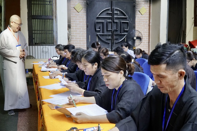 Phật tử người Hoa tham gia kỳ thi