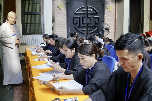 Phật tử người Hoa tham gia kỳ thi