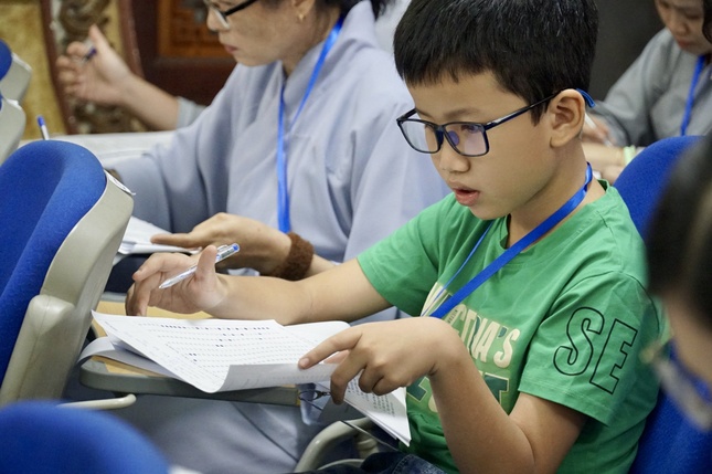 Khoảnh khắc tập trung của Phật tử trẻ giải đề thi