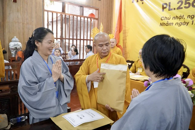 Phật tử kiểm tra niêm phong đề thi, khoảnh khắc đưa Phật tử trở về chánh niệm