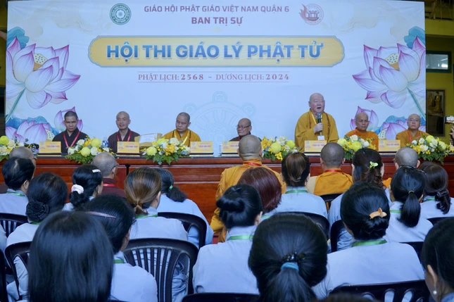 Hòa thượng Thích Duy Trấn, Phó ban Hướng dẫn Phật tử GHPGVN TP.HCM đến chùa Tuyền Lâm, sách tấn các Phật tử trước thời khắc hội thi diễn ra