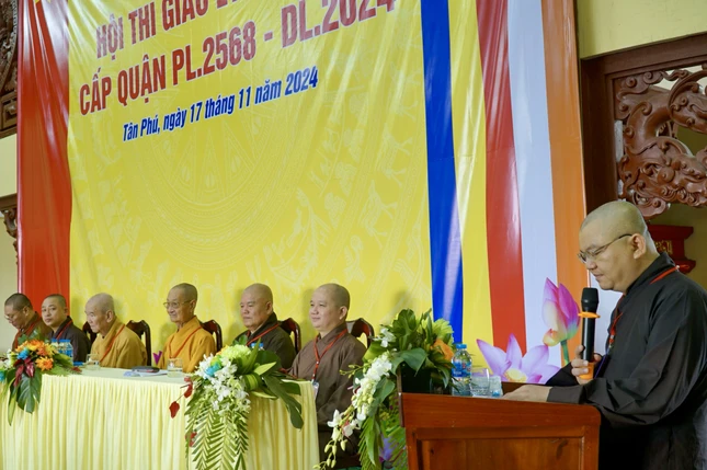 Đại đức Thích Nguyên Thanh sinh hoạt nội quy đến quý Phật tử trước khi bước vào khoảnh khắc phát đề thi