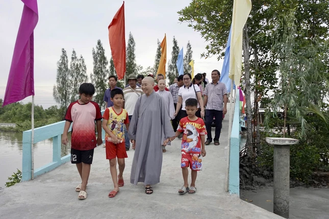Cầu Mười Hổ khánh thành trong sự nô nức của các học sinh - Ảnh: Nguyễn Thoa
