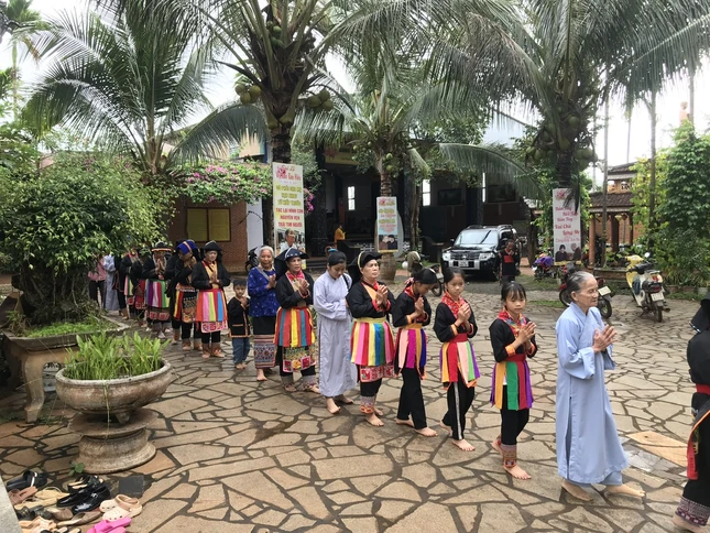 Đã thành thói quen, cứ đến ngày rằm và mùng 1 hàng tháng là 150 Phật tử đồng bào trở về chùa Hoa Nghiêm tu học Đã thành thói quen, cứ đến ngày rằm và mùng 1 hàng tháng là 150 Phật tử đồng bào trở về chùa Hoa Nghiêm tu học