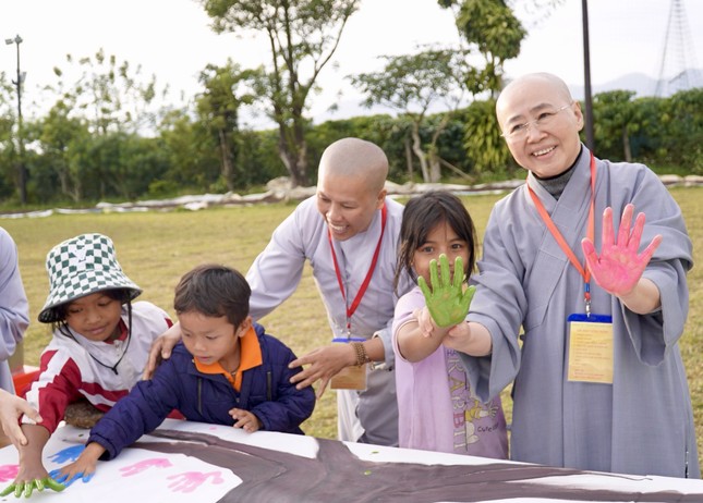 Học sinh đồng bào có ngày hội vui tại chùa Di Đà