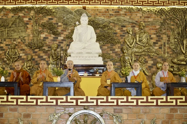 Ni sư Thích nữ Huệ Dâng phát biểu khai mạc khóa tu "Trở về nhà"