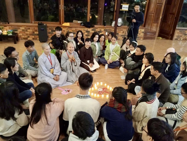 Chia sẻ, lắng nghe và thấu hiểu là "đặc quyền" của các bạn trẻ tham gia khóa tu - Ảnh: TNV
