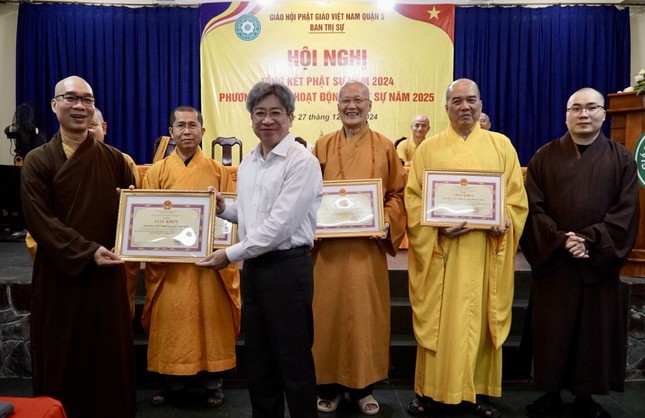 Thành viên Ban Trị sự GHPGVN Q.5 đón nhận Bằng khen từ Ủy ban Nhân dân Q.5 Thành viên Ban Trị sự GHPGVN Q.5 đón nhận Bằng khen từ Ủy ban Nhân dân Q.5