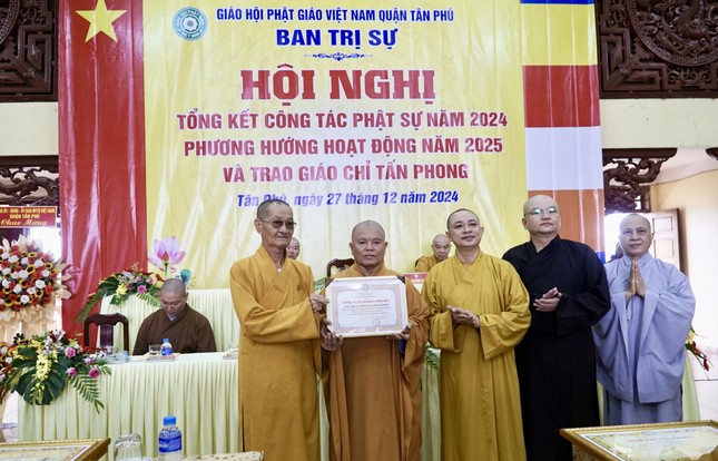 Ban Thường trực Ban Trị sự GHPGVN TP.HCM đã trao tặng Bằng tuyên dương công đức đến tập thể Ban Trị sự quận Tân Phú