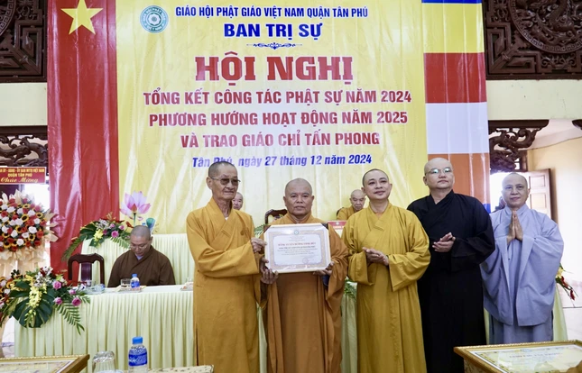 Ban Thường trực Ban Trị sự GHPGVN TP.HCM đã trao tặng Bằng tuyên dương công đức đến tập thể Ban Trị sự quận Tân Phú