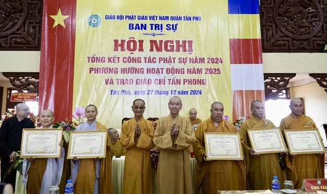 Chư tôn giáo phẩm trao giáo chỉ tấn phong đến 5 Tăng Ni thuộc Phật giáo Q.Tân Phú