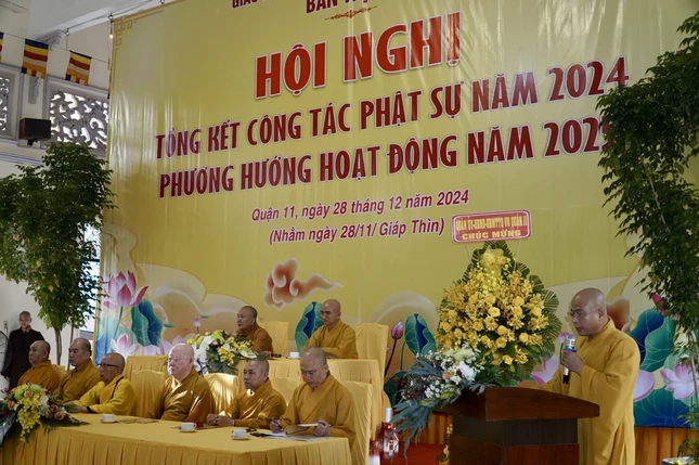 Đại đức Thích Đức Dũng thay mặt Ban Thư ký báo cáo tóm tắt công tác Phật sự năm 2024 của Phật giáo Q.11