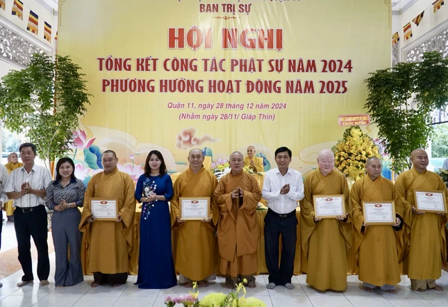 Ủy ban MTTQVN Q.11 trao tặng Giấy khen cho 35 tập thể và 7 cá nhân