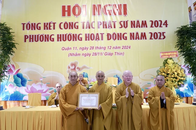 Tập thể Ban Trị sự Q.11 đón nhận Bằng tuyên dương công đức từ Ban Trị sự GHPGVN TP.HCM